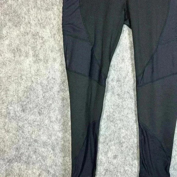 Fabletics Mid-Rise Mesh Powerhold Capri - Small - Picture 3 of 7